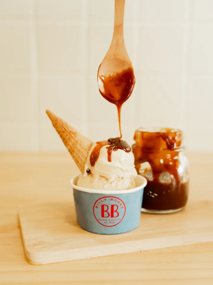 Caramello versato sul gelato
